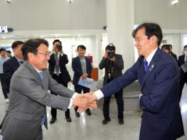 조국 대표 만난 강기정 광주광역시장 “광주 뜨겁게 사랑해달라” 기사 이미지